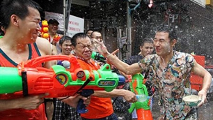 Tết té nước Songkran ở Thái Lan.